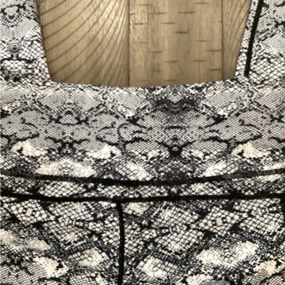 Zyia Light N Tight Snakeskin capri leggings with pockets.  Size 12. - Picture 2 of 3